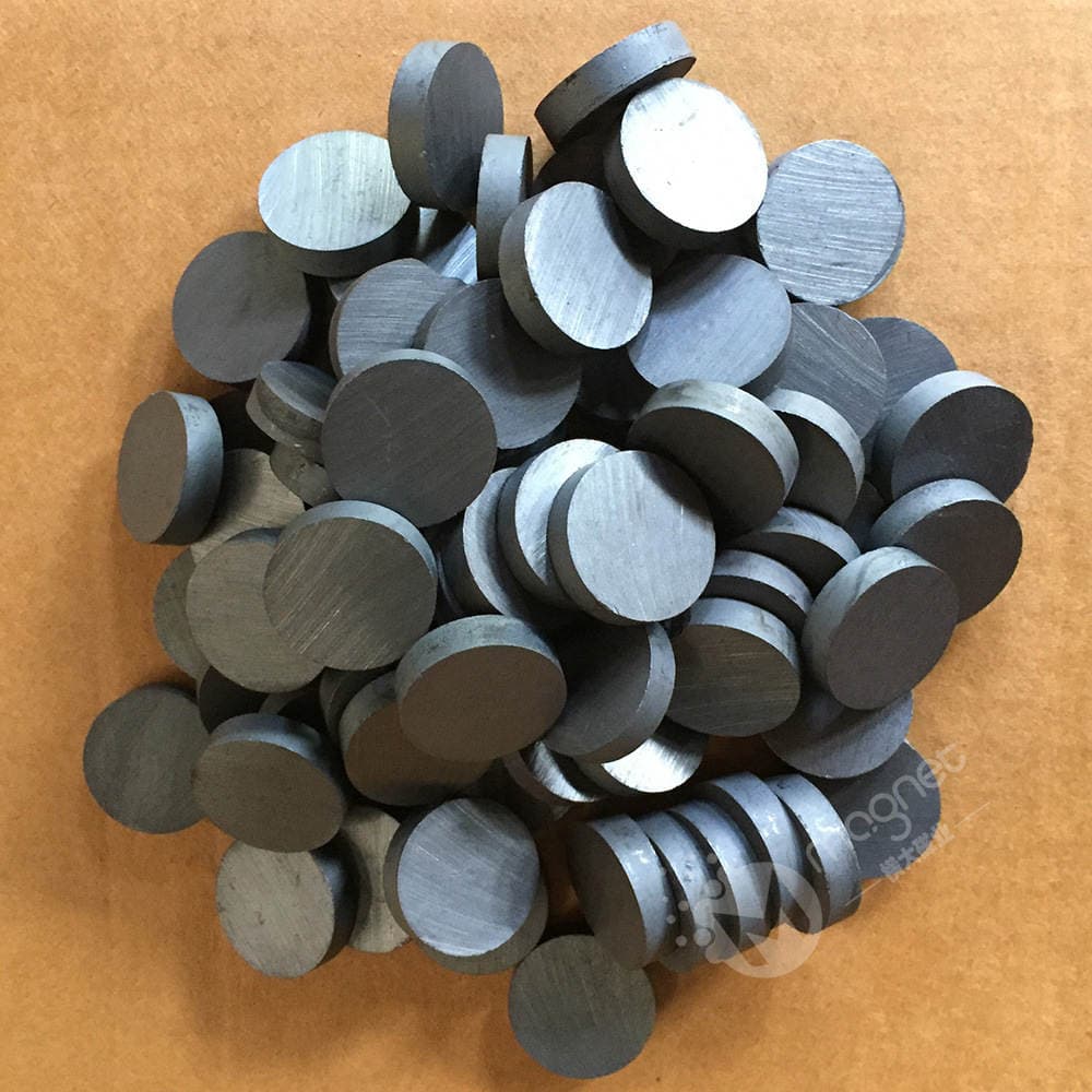 Qara ferrit nişan maqnit D28*4 4