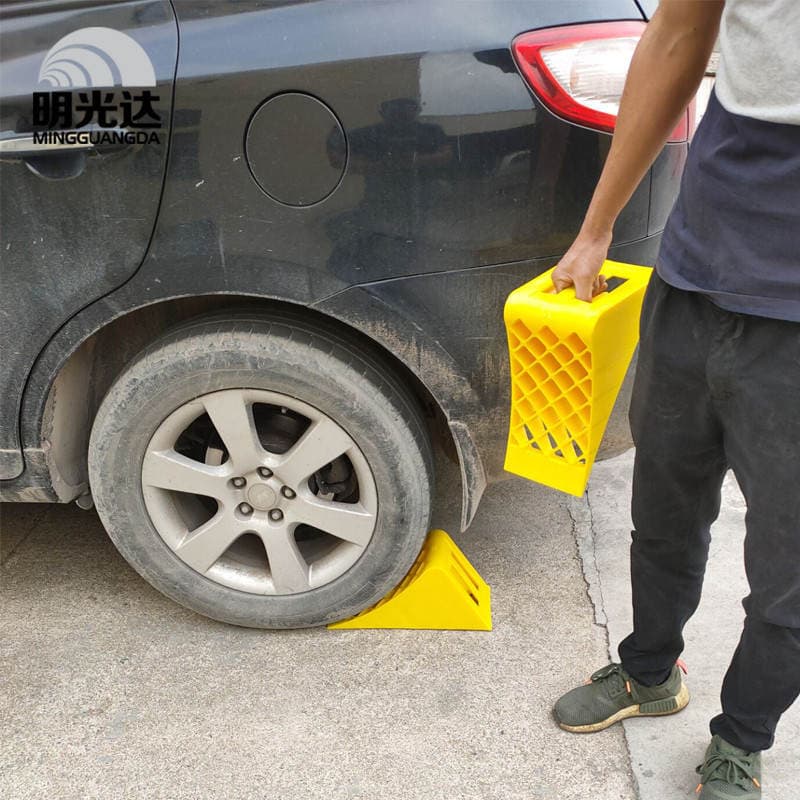 Portable car anti-slip car stopper Triangle Wood truck car tire rubber parking space stopper 2