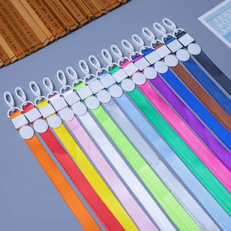 Loqo çaplı, 1.5 sm plastik yumurta qarmaqlı boyunbağı, şəxsiyyət/sərgi kartları üçün. 2