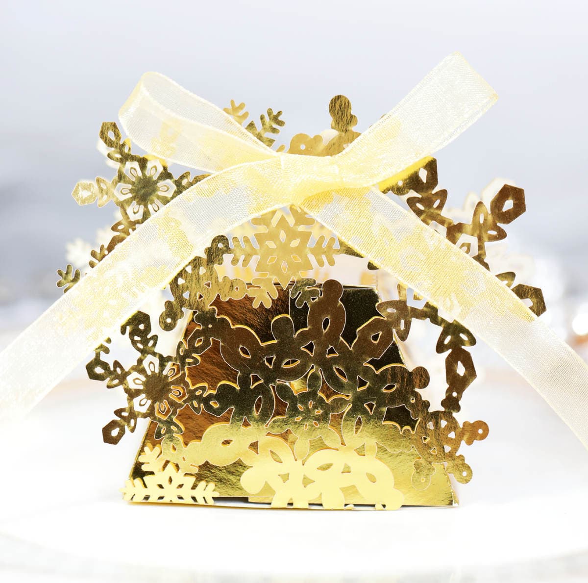 Cross-border foreign trade Christmas white snowflake hollow candy box chocolate candy ribbon flower paper box in stock 3