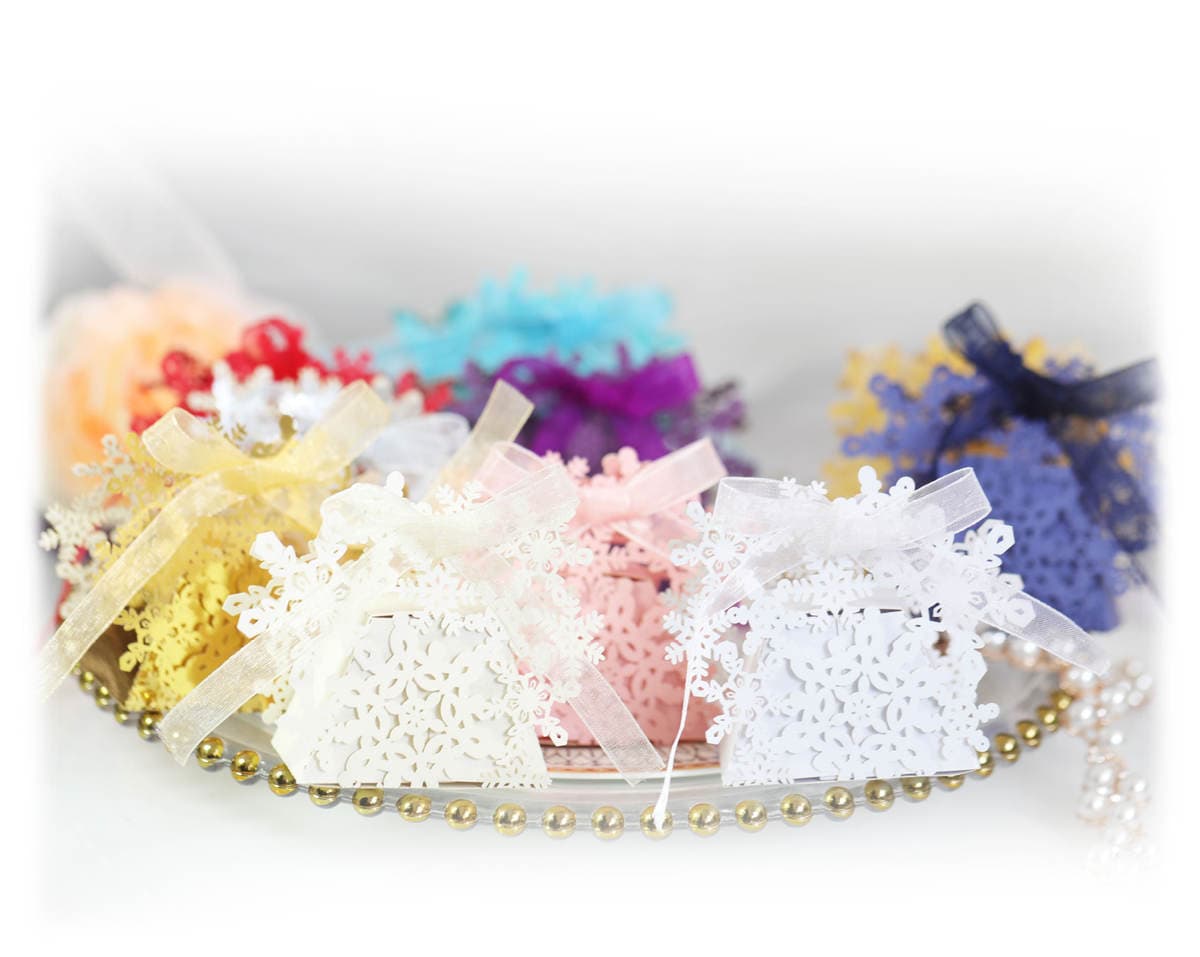 Cross-border foreign trade Christmas white snowflake hollow candy box chocolate candy ribbon flower paper box in stock 5