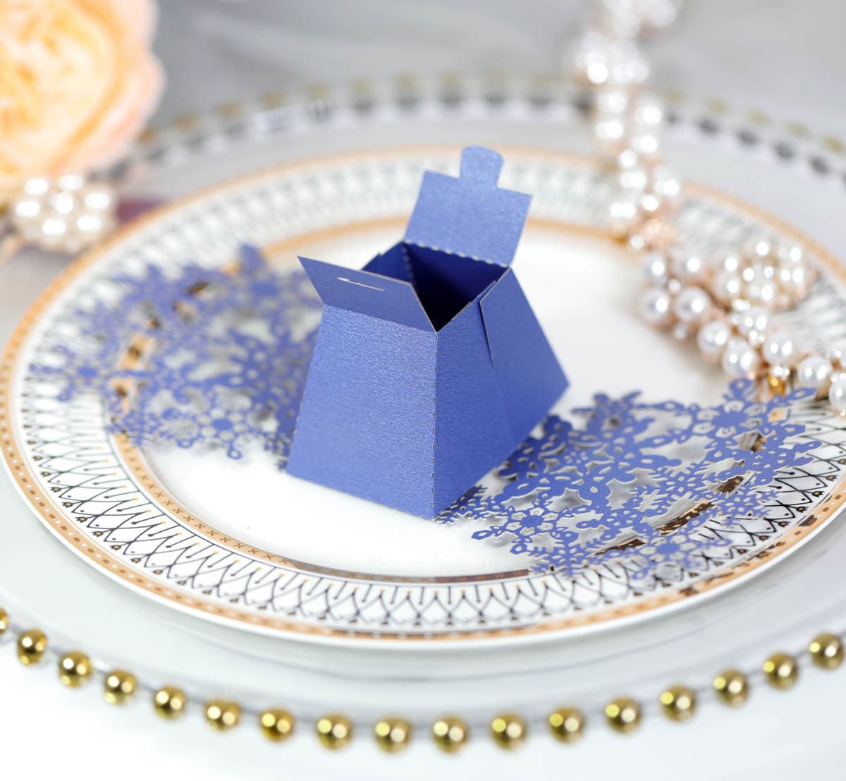 Cross-border foreign trade Christmas white snowflake hollow candy box chocolate candy ribbon flower paper box in stock 4