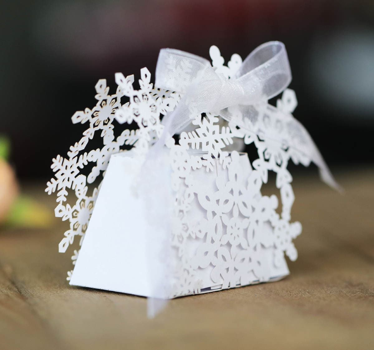 Cross-border foreign trade Christmas white snowflake hollow candy box chocolate candy ribbon flower paper box in stock 2