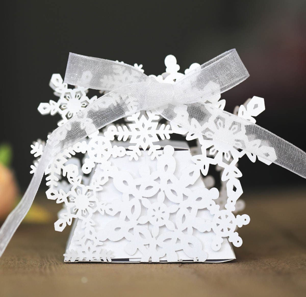 Cross-border foreign trade Christmas white snowflake hollow candy box chocolate candy ribbon flower paper box in stock 1
