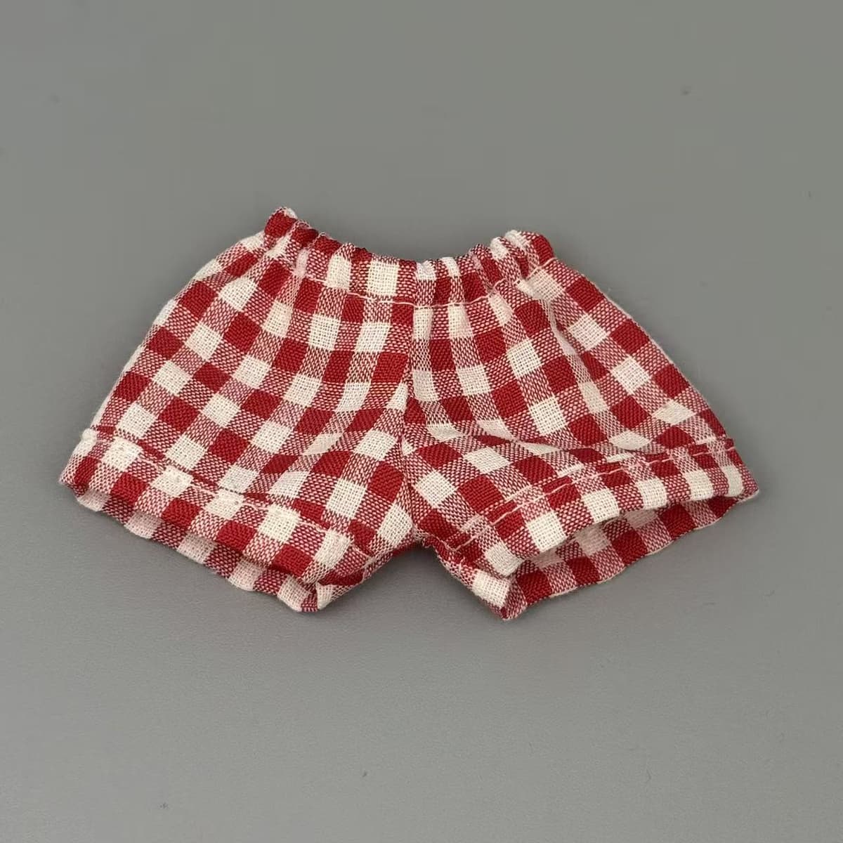 Red checkered curling