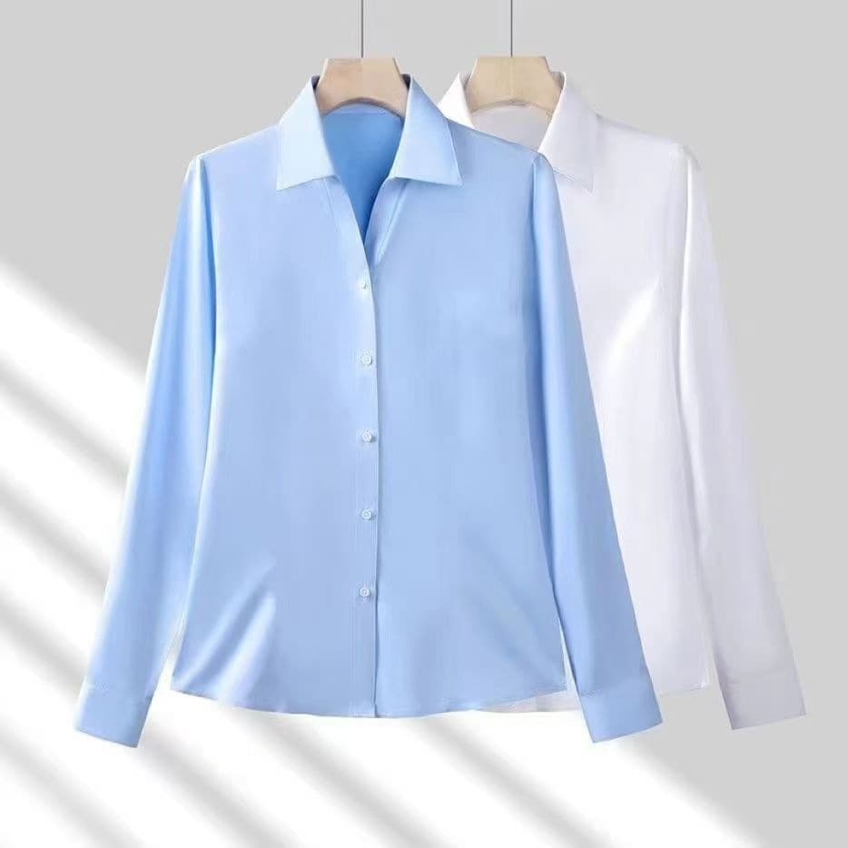 Sky blue v-neck long sleeves with exposed buttons