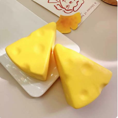 Soft triangular cheese cubes 8.5cm [bag]