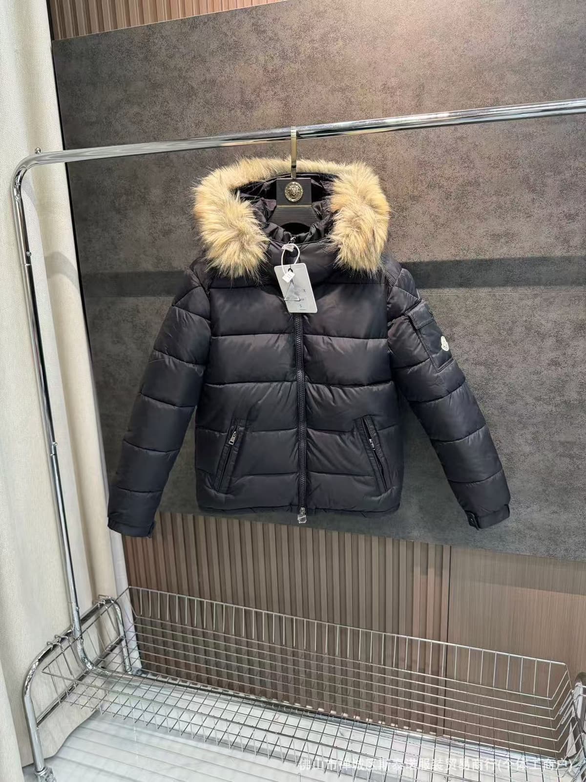 Black fur collar style