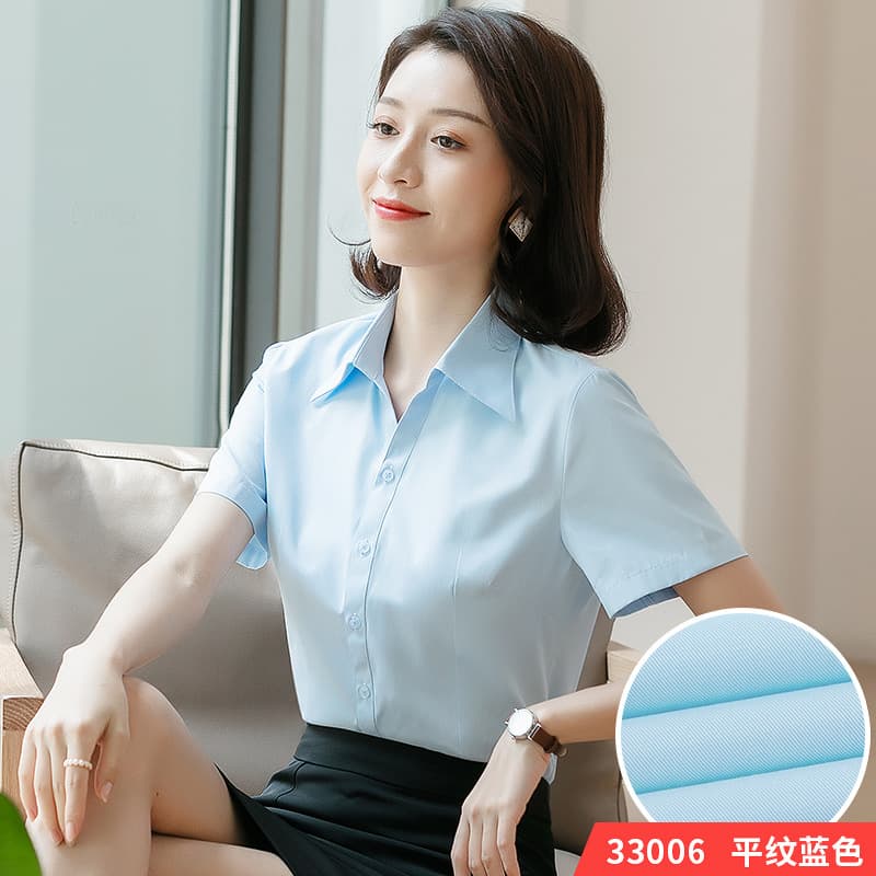 Short-sleeved light blue plain V-neck