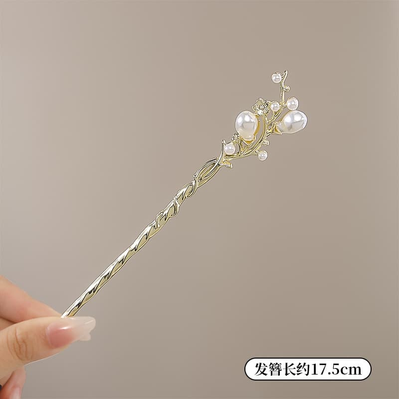 Strange two-bead hairpin-gold