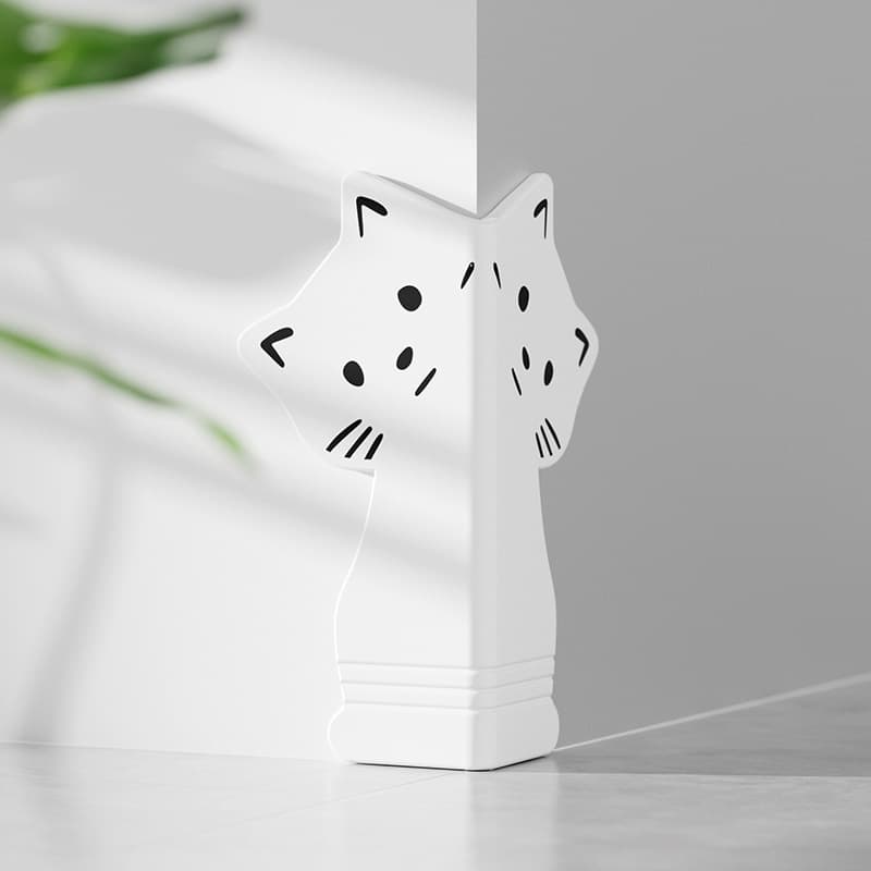 Kitten baseboard white