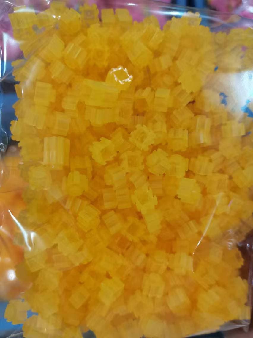 Transparent yellow 550 pieces
