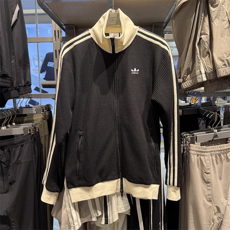 Black - embroidered logo - fleece lined