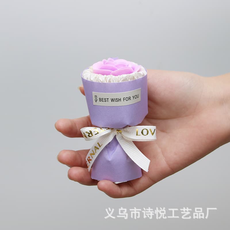 Light purple palm romantic pocket bouquet