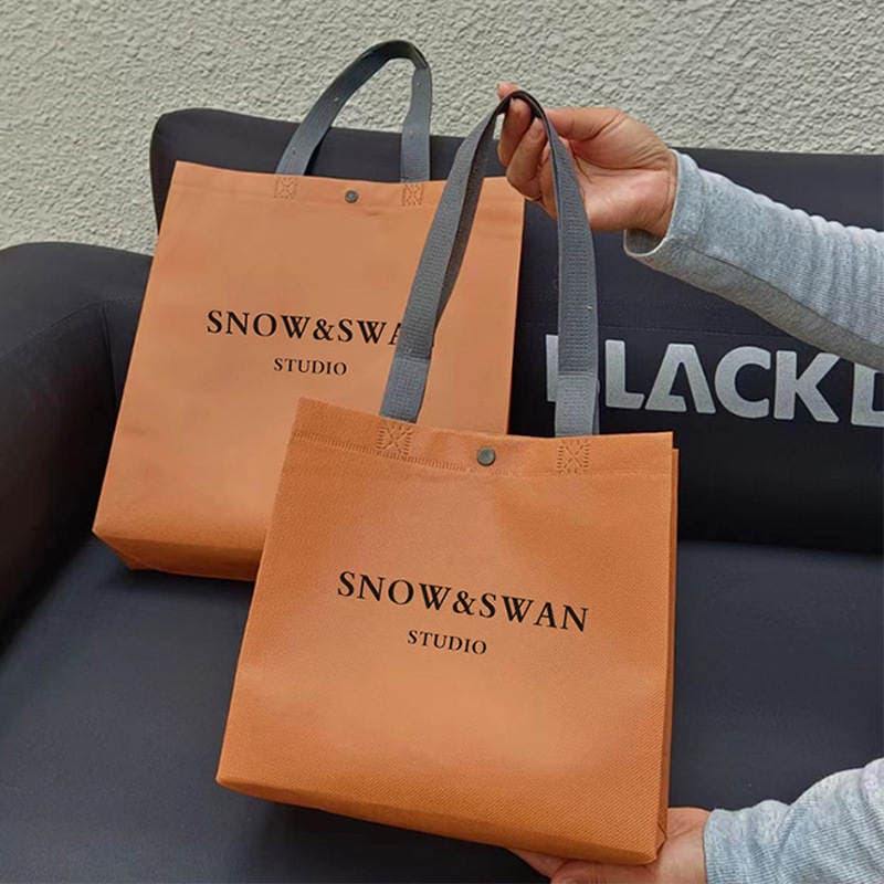 Trendy Hidden Buckle Clothing Non-Woven Tote Bag Eco-Friendly Bag Wholesale in Stock Logo Shopping Handbag Children's Clothing 2