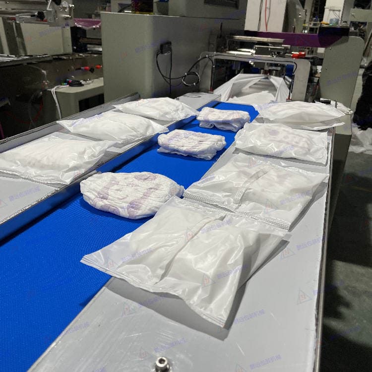 Factory trial loading single-chip diaper packaging machine experience loading pull-up pants packaging machine diaper automatic packaging machine 3