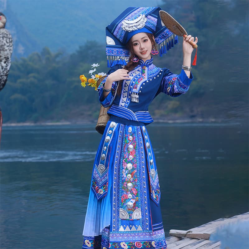 Wb women's blue suit + fan-shaped headwear