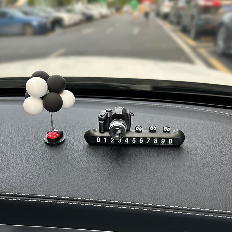 Four sets of mobile numbers [black] slr cameras + 3 small briquettes + gray and white balloons