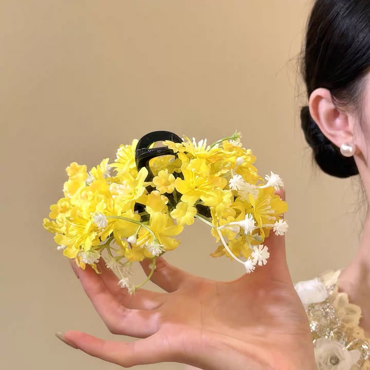 Yellow flower gripper