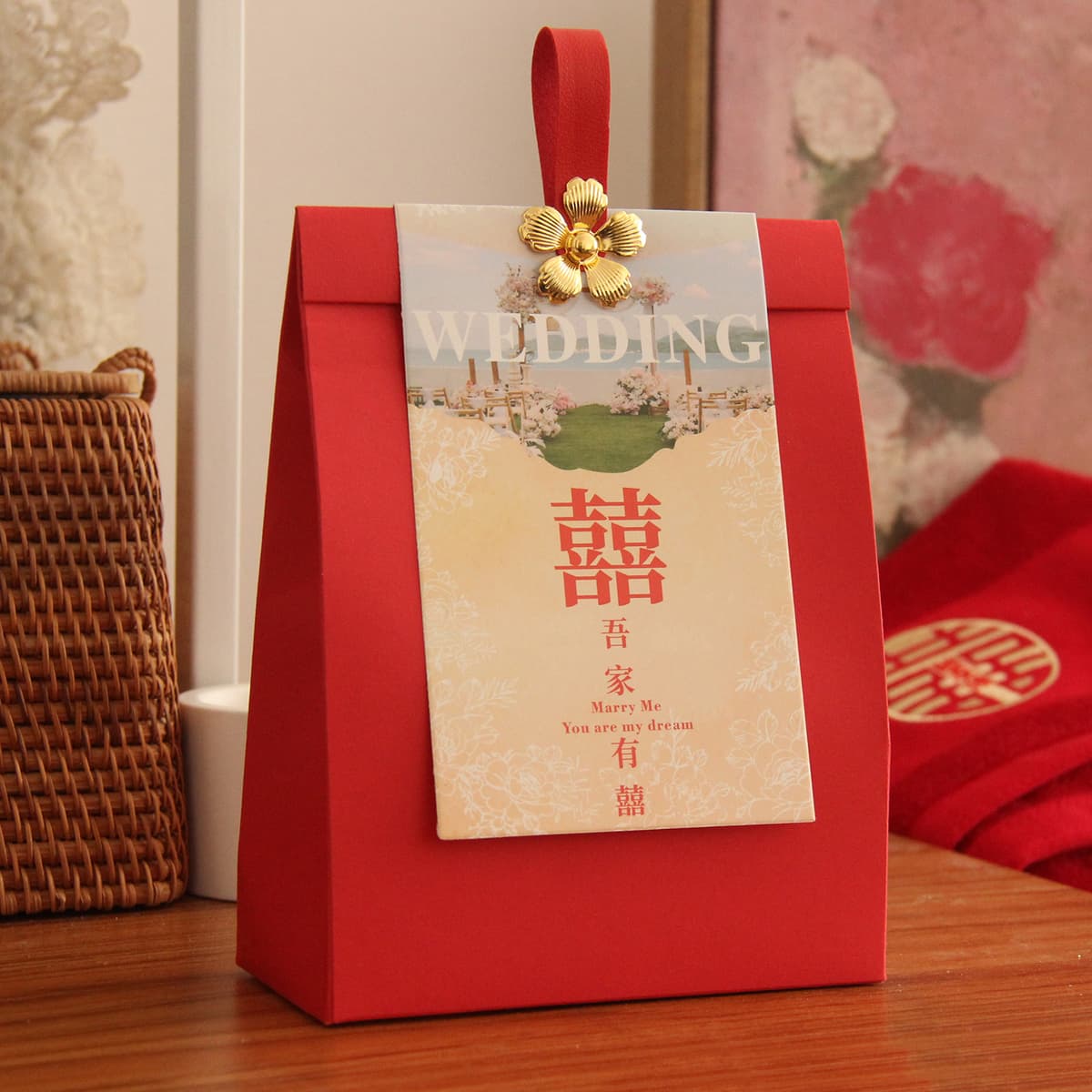 Big red romantic gift box + red handle + gold flower buckle