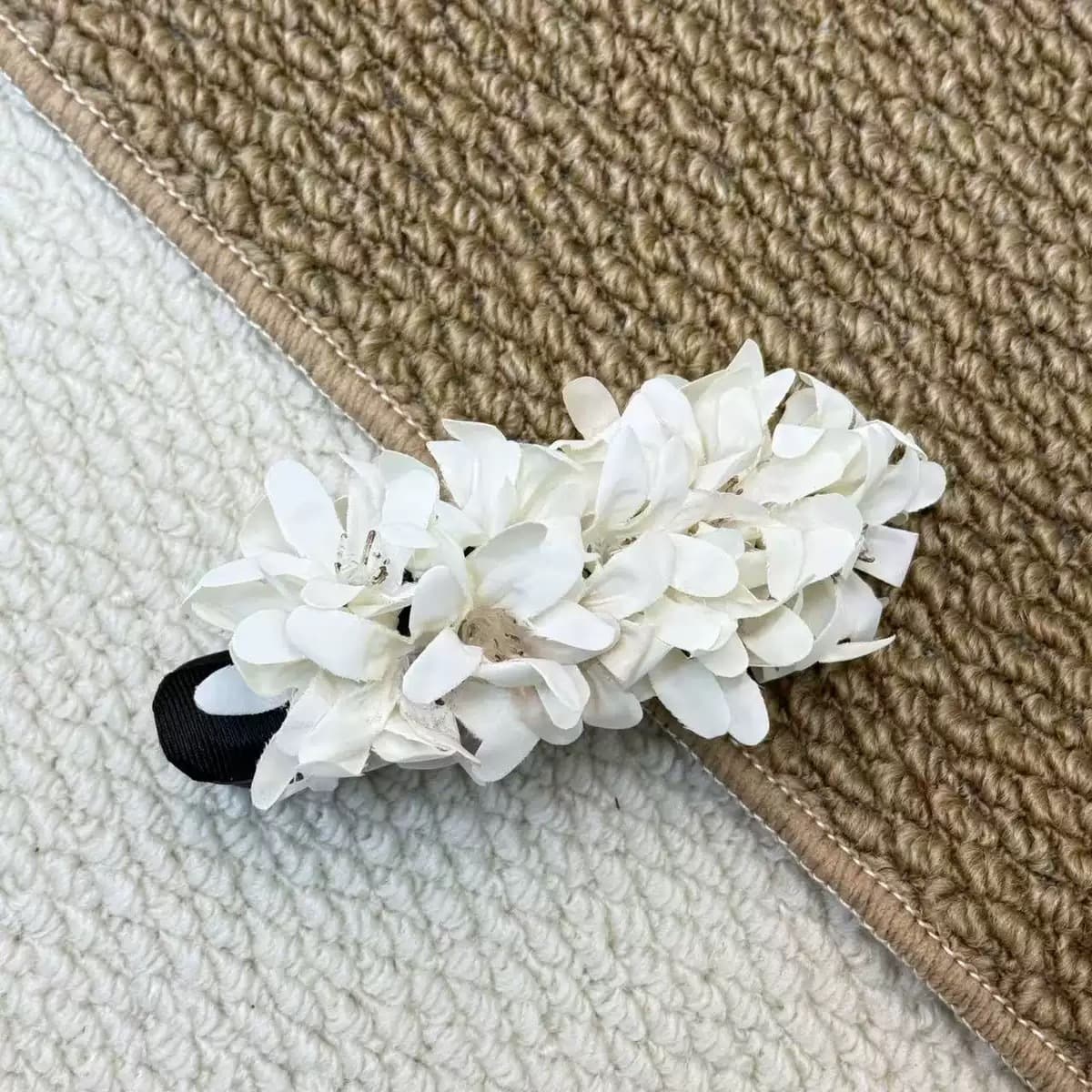 White floral lazy hair clip