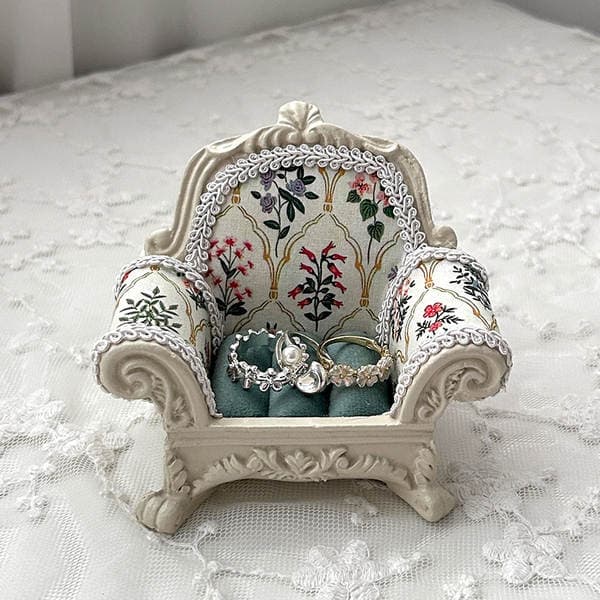 Zərgərlik, divan kuklaları, Budda amuletləri, üzüklər və sırğalar üçün qatran nümayiş stendi