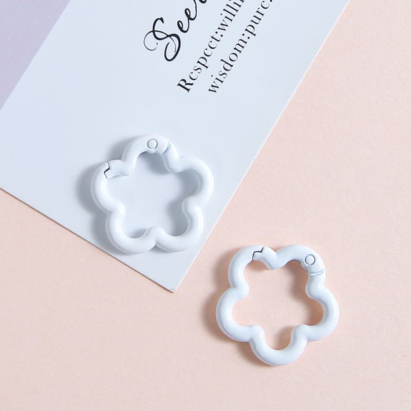 [white] plum blossom spring buckle
