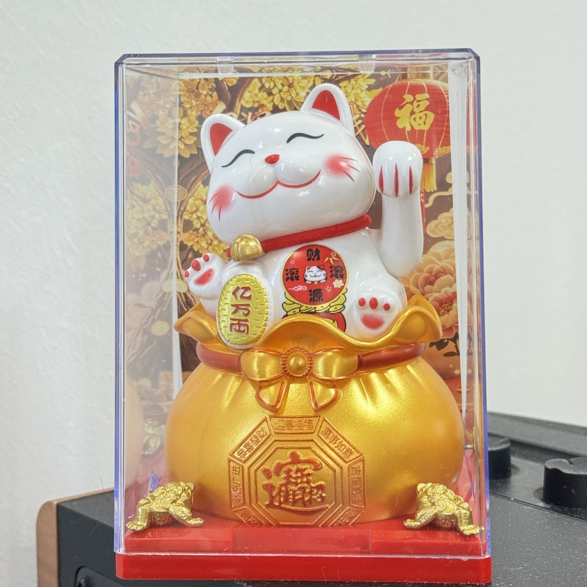 Large money bag lucky cat with squinting eyes [golden money bag]