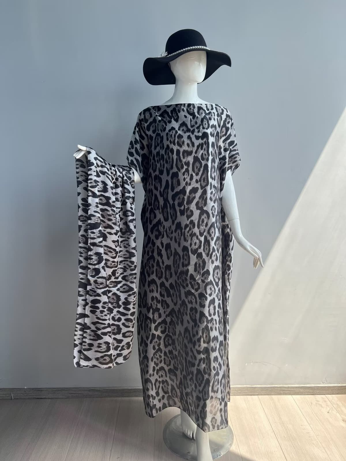 609 - small leopard print grey