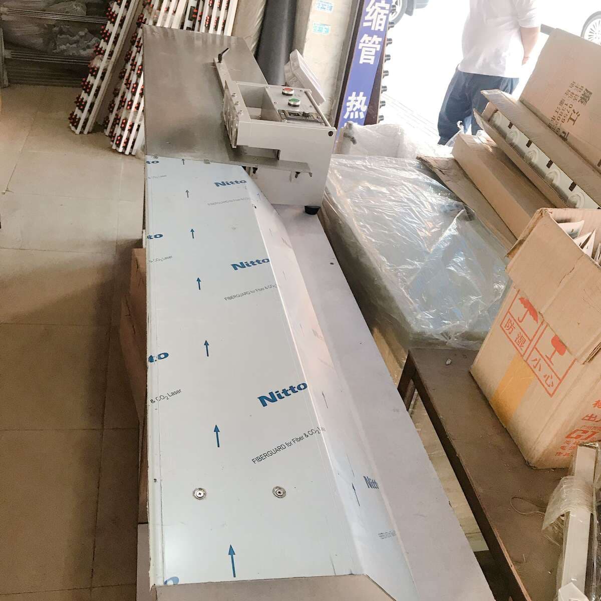 Elektrik sürüşmə tipli şüşə lifli lövhə və LED zolaq kəsmə maşını 3