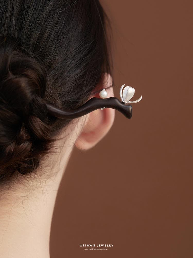 E68 magnolia hairpin in the snow [natural ebony]