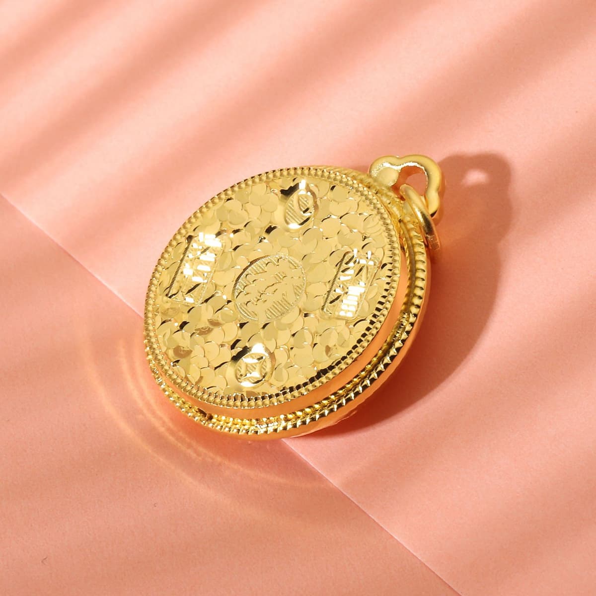 Crushed ice lucky pendant gold approximately 6 grams
