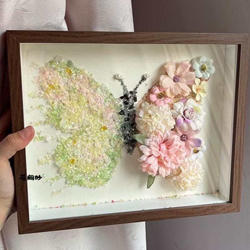 A single photo frame does not include anything else