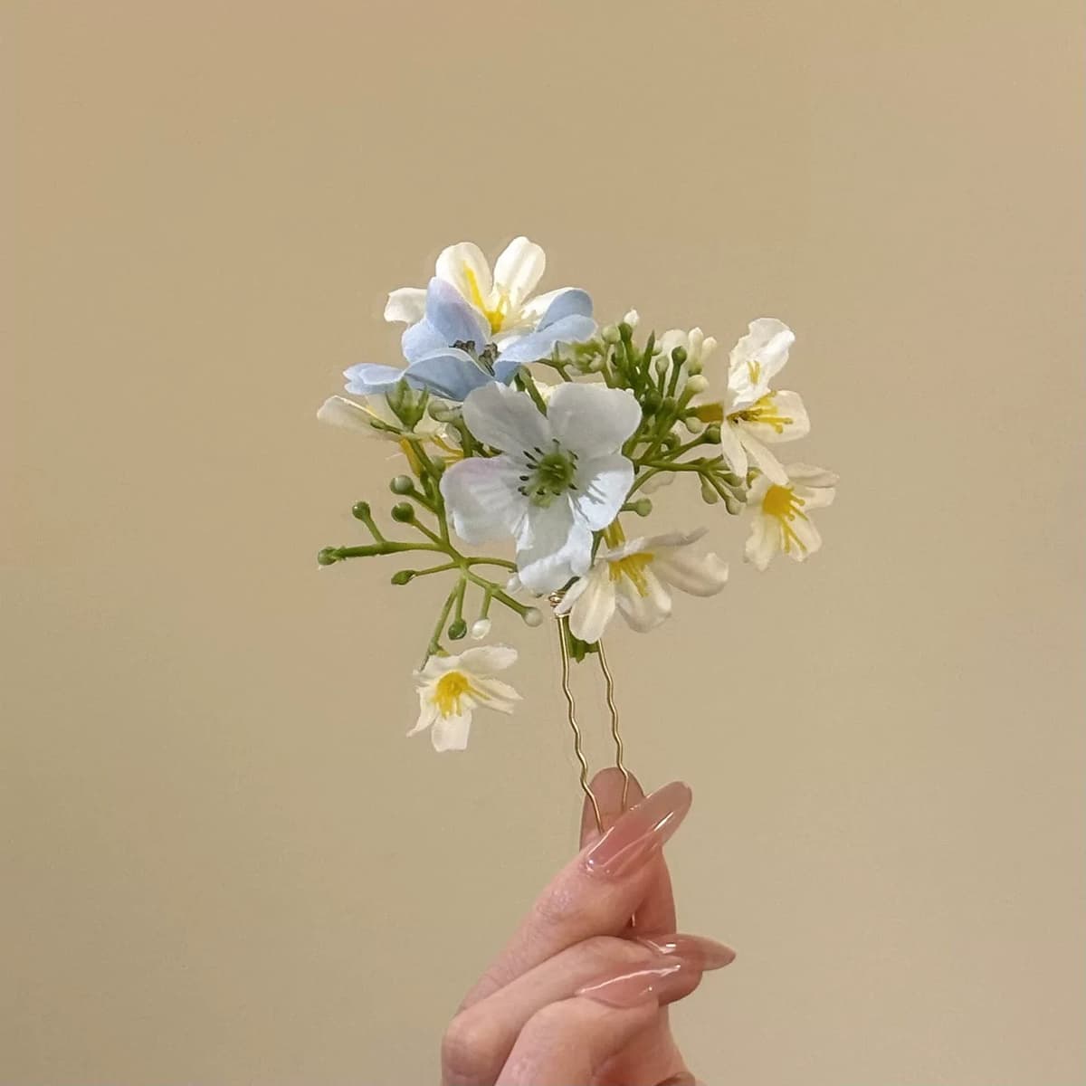 Single, delicate hairpin