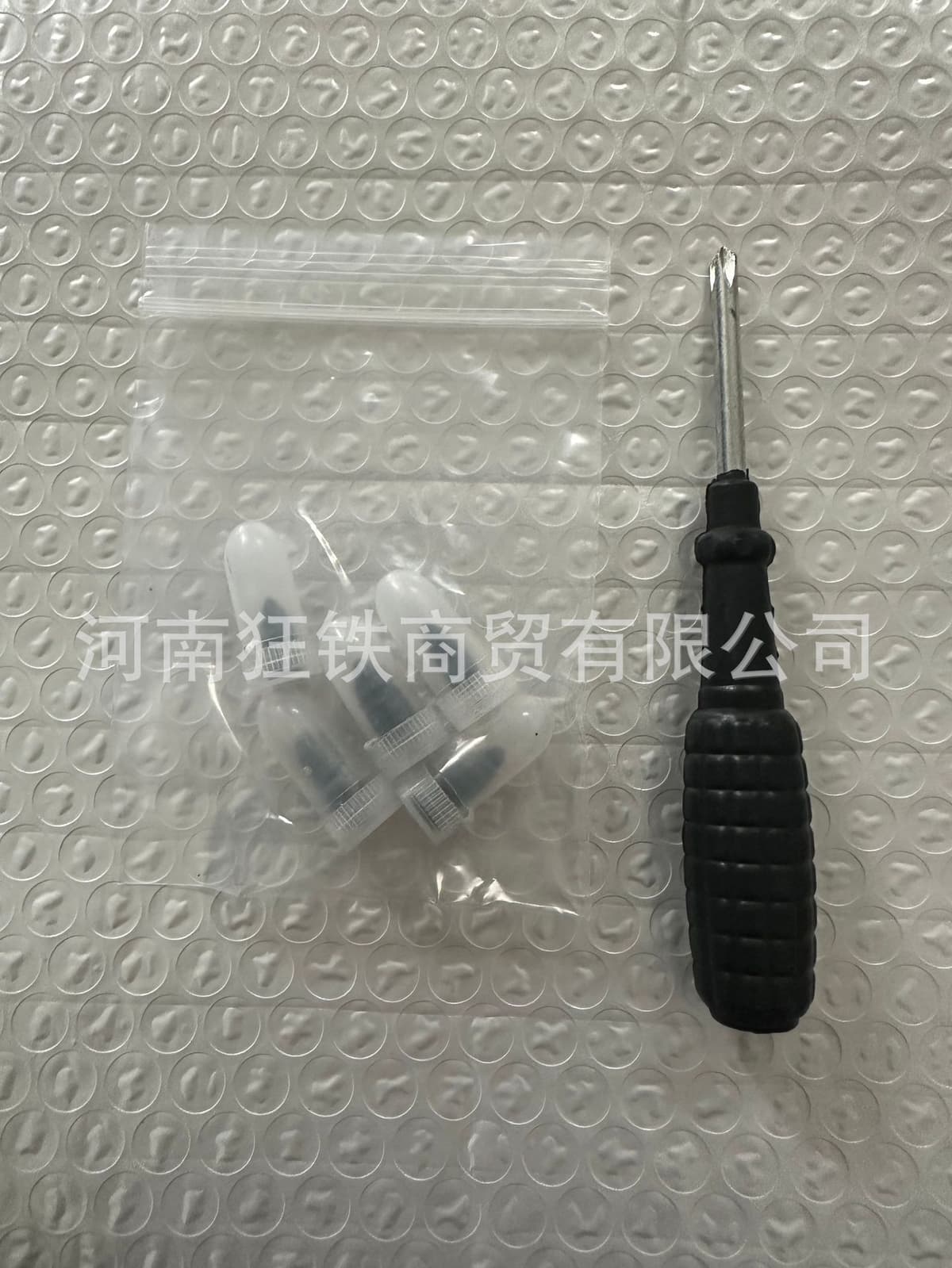 2 large nails and 3 small nails (bag + screwdriver)