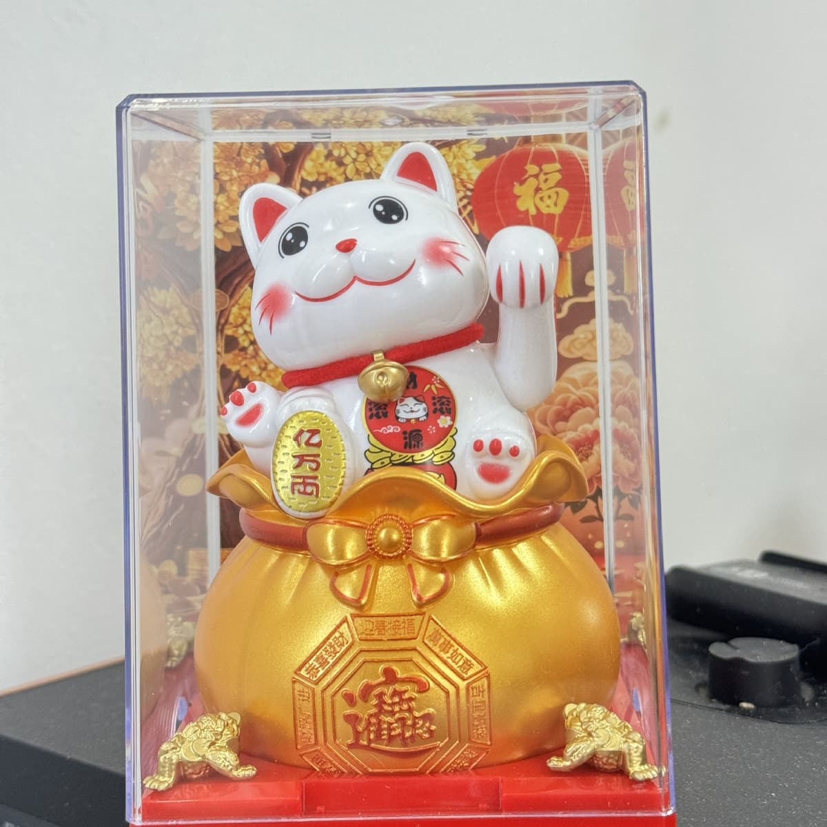 Large money bag lucky cat with open eyes [golden money bag]