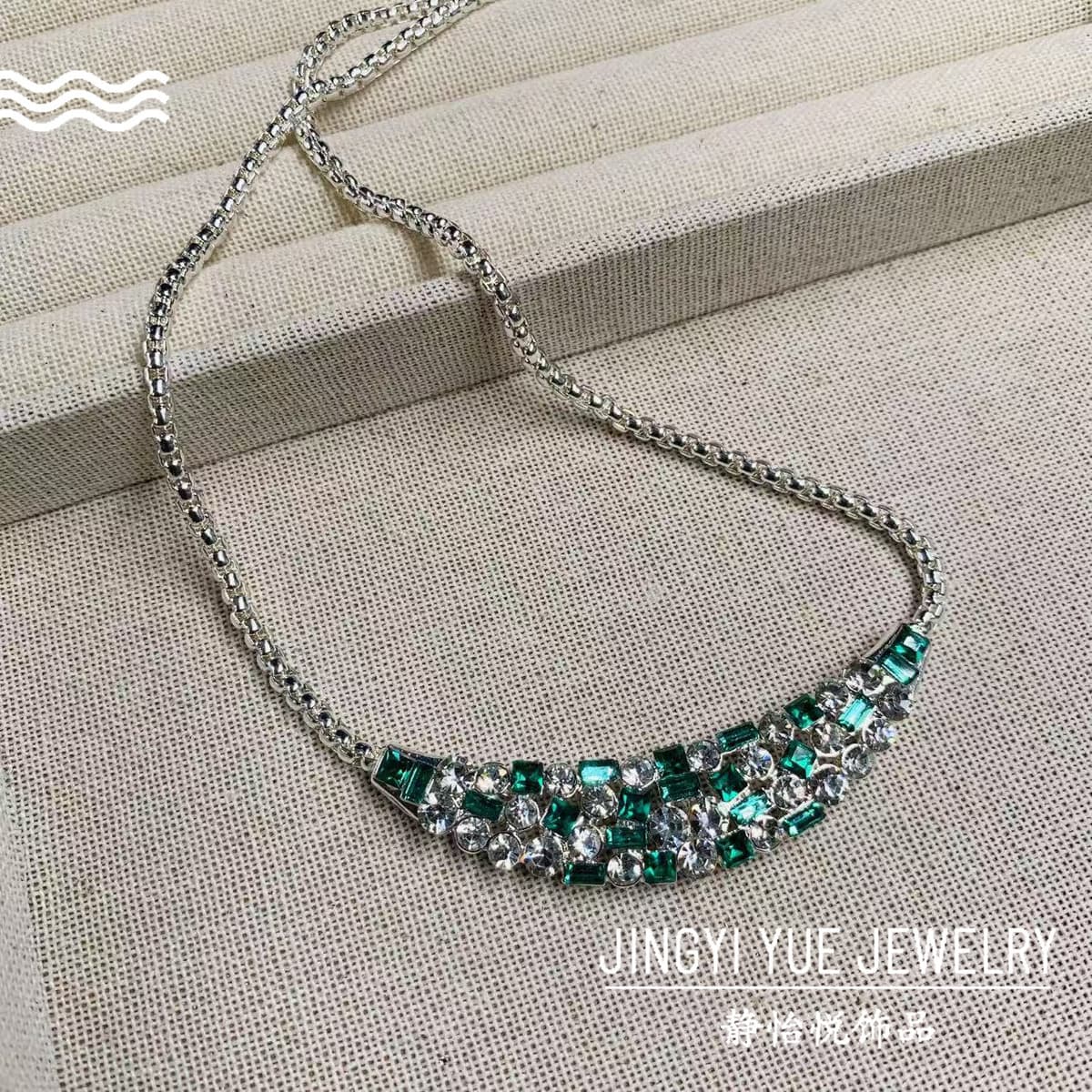 1580 silver green necklace