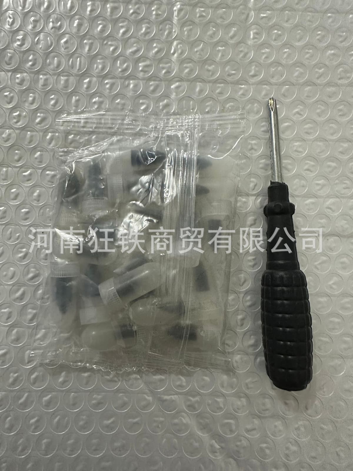 10 large and 10 small (bag + screwdriver)