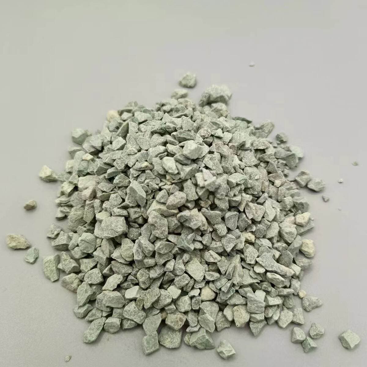 Green Zeolite 3-5 Zeolite Particles Oblique Zeolite Particles Absorb Ammonia, Remove Nitrogen and Purify Water Quality Zeolite Filter Material Zeolite 1-3 4