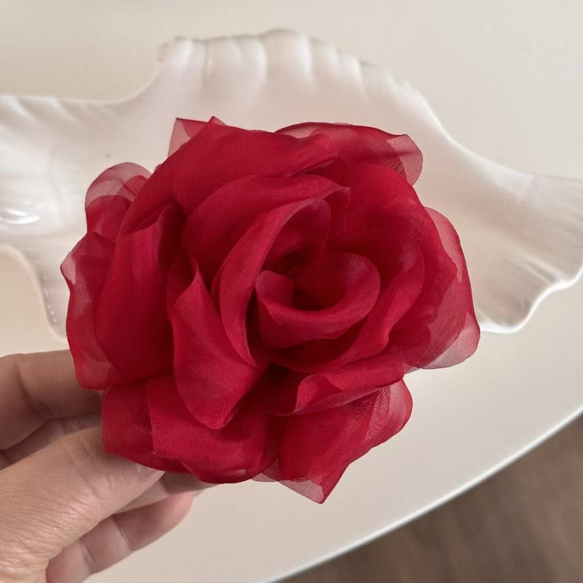 5809 cloudy rose clip-big red