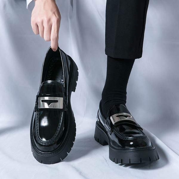 Kişilər üçün yaz Koreya üslubunda işgüzar loferlər, dəbli parlaq dəri, qalın dabanlı, boyu artıran slip-on ayaqqabılar.