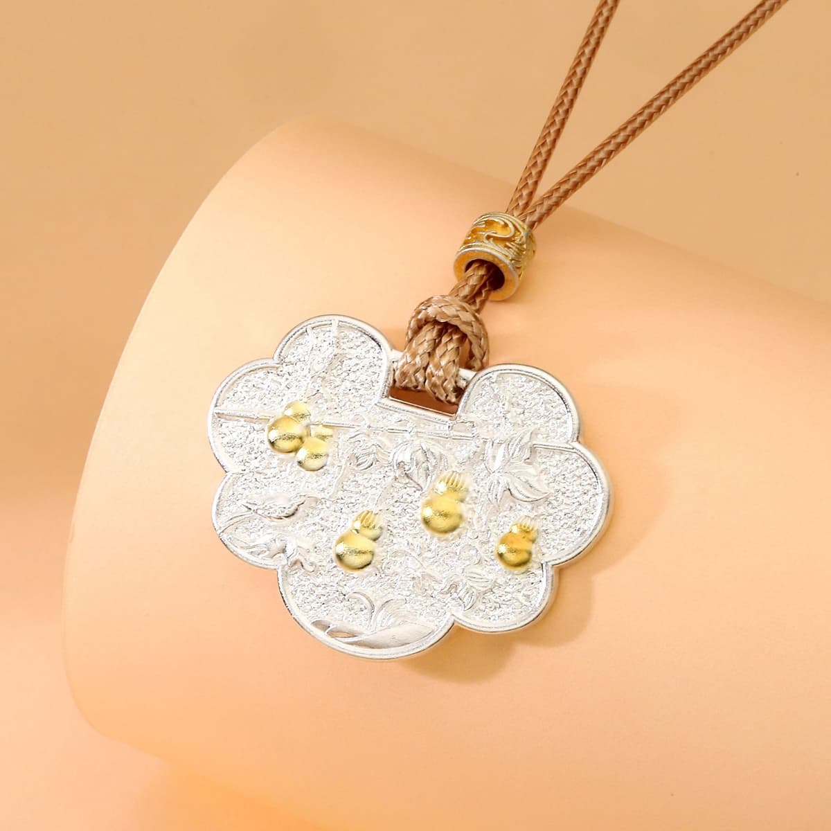 Gold-trimmed gourd lock pendant necklace, approximately 19 grams
