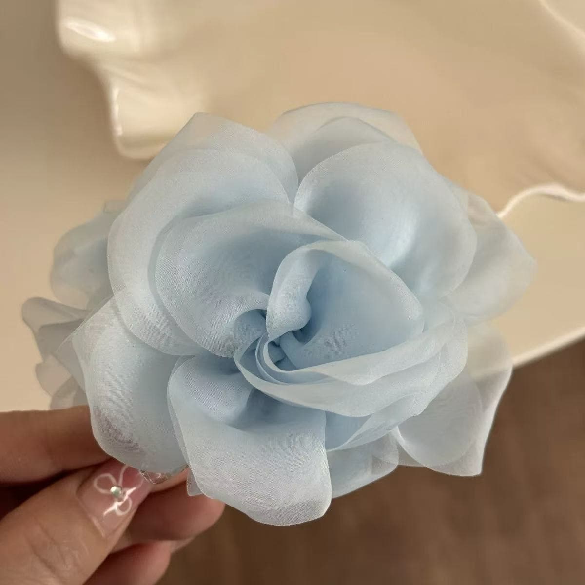 5809 cloudy rose clip-blue