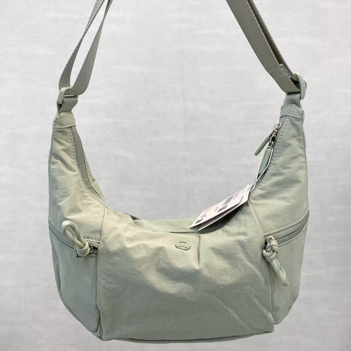 Croissant with jade gray