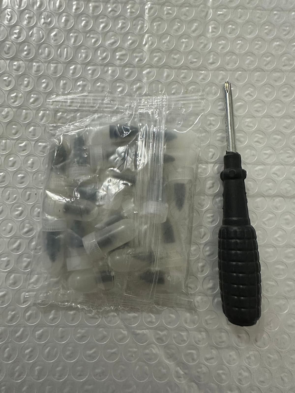 15 large and 15 small (bag + screwdriver)