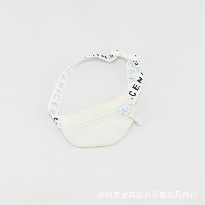 D135 white crossbody bag
