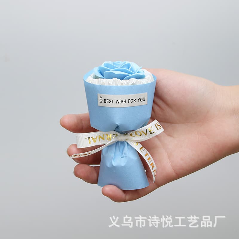 Sky blue palm romantic pocket bouquet