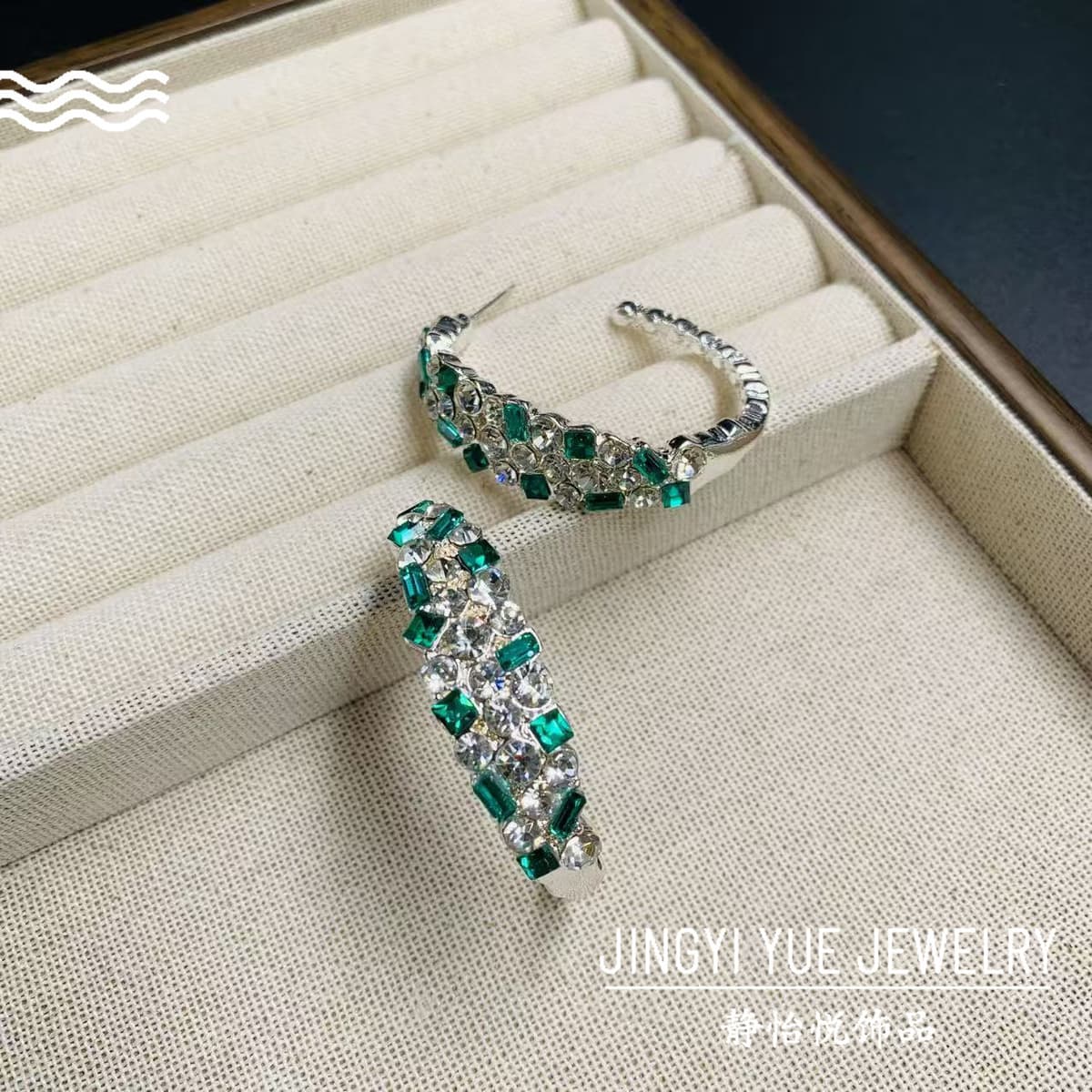 1580 silver green earrings