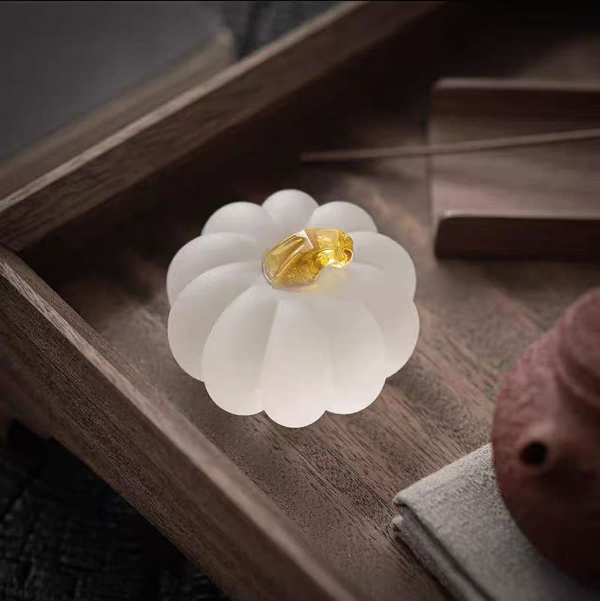 Paperweight [pumpkin] frosted white-5cm-green leaves