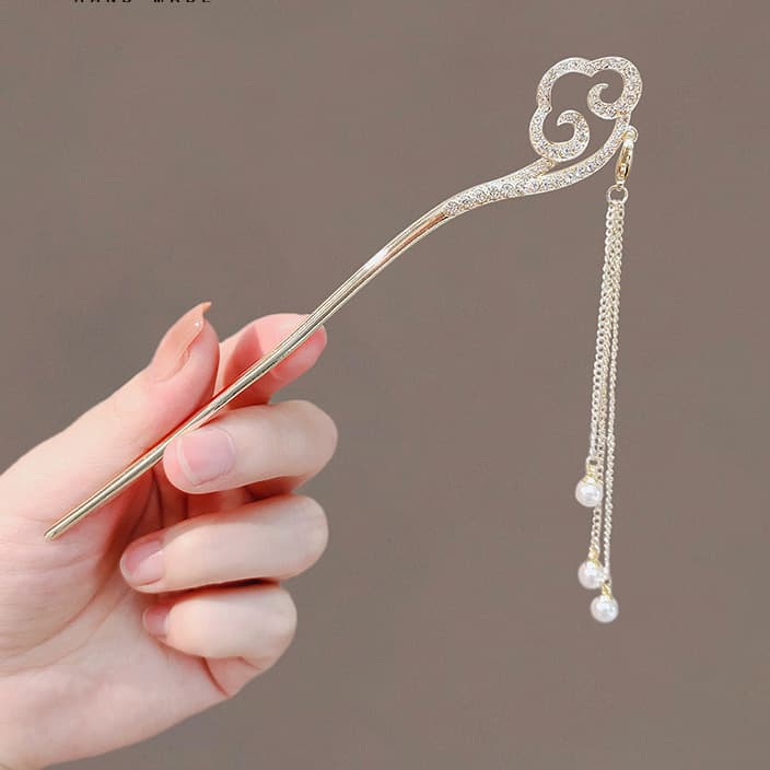 98# Rhinestone Silver Ruyi